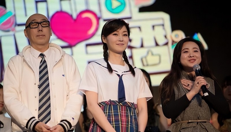 女人上了年纪别老穿黑白(女人老了穿什么好看)