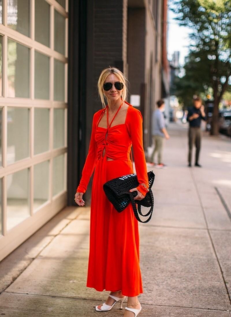 女人上了年纪别老穿黑白(女人老了穿什么好看)