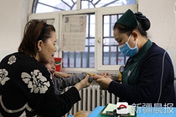 天冷感冒多！萌娃打针满脸都是戏