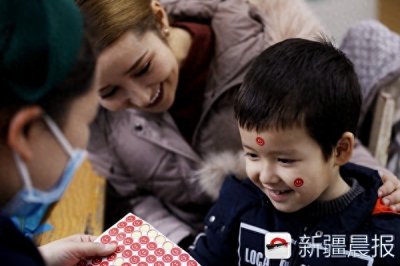 ​天冷感冒多！萌娃打针满脸都是戏