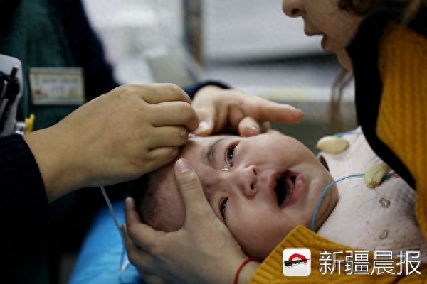 天冷感冒多！萌娃打针满脸都是戏