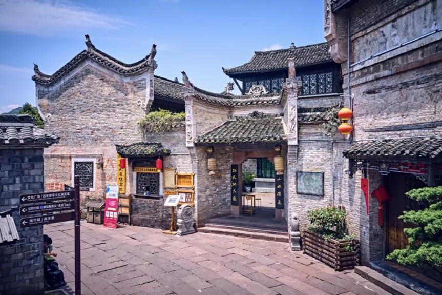 凤凰古城在湖南哪个市(湖南凤凰古城在哪个市)