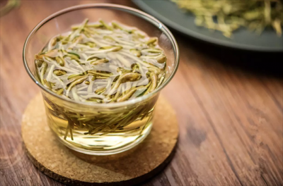 ​金银花泡水喝的功效 清热解毒第一花，用它泡水喝，爽口又提神！