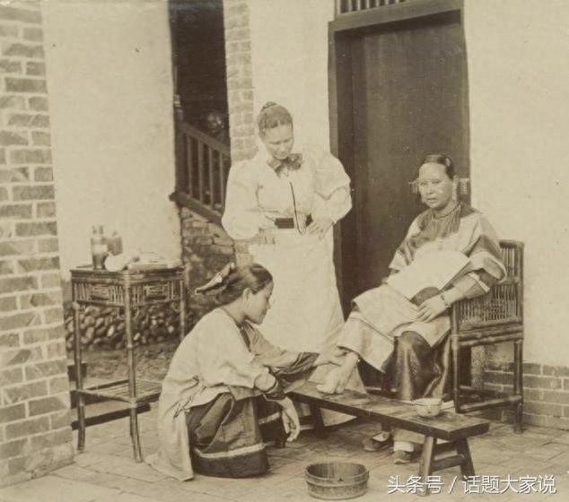老照片揭露妇女缠足过程，奇葩的审美和道德理由