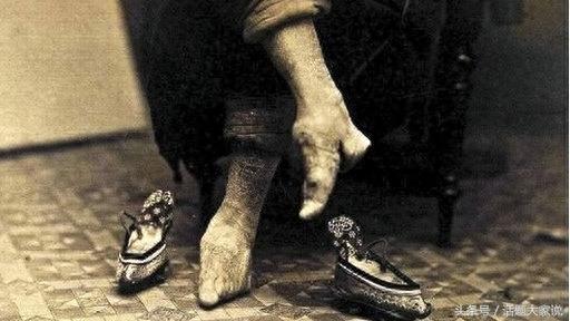 老照片揭露妇女缠足过程，奇葩的审美和道德理由