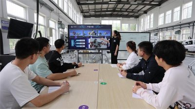 ​钻冷库、闯西北，这群大学生造出高压线缆破冰机器人