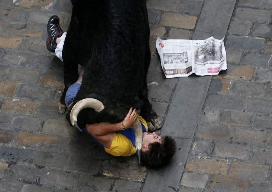 晒西班牙奔牛节 被狂牛戳穿裆部