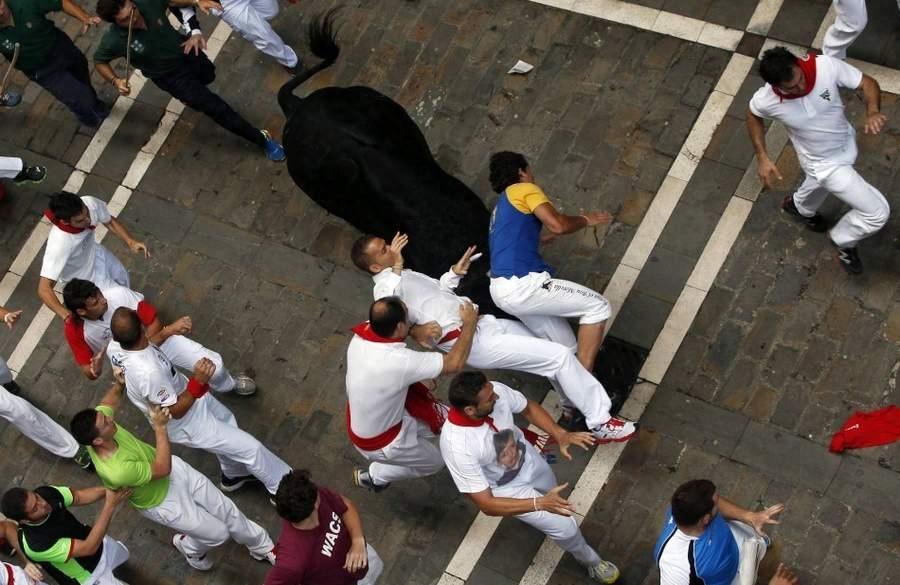 晒西班牙奔牛节 被狂牛戳穿裆部