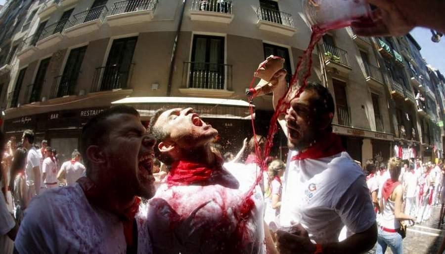 晒西班牙奔牛节 被狂牛戳穿裆部