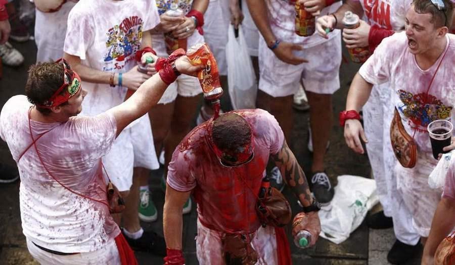 晒西班牙奔牛节 被狂牛戳穿裆部