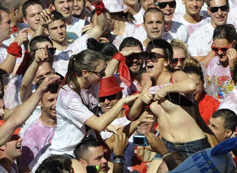 晒西班牙奔牛节 被狂牛戳穿裆部