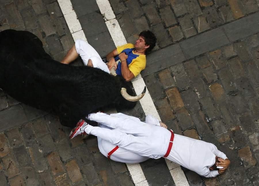 晒西班牙奔牛节 被狂牛戳穿裆部