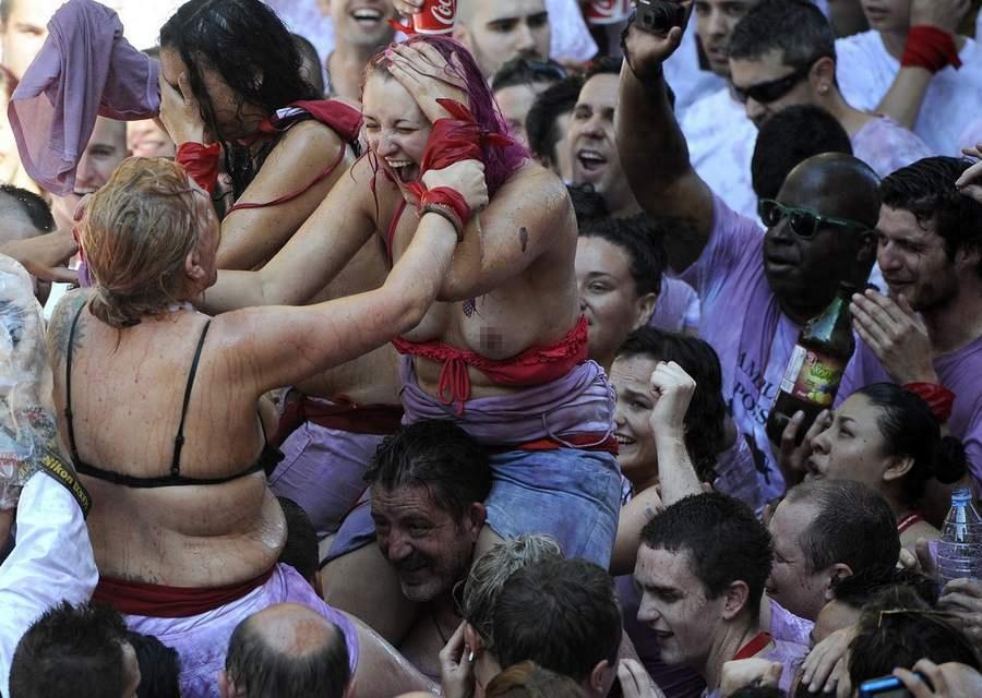 晒西班牙奔牛节 被狂牛戳穿裆部