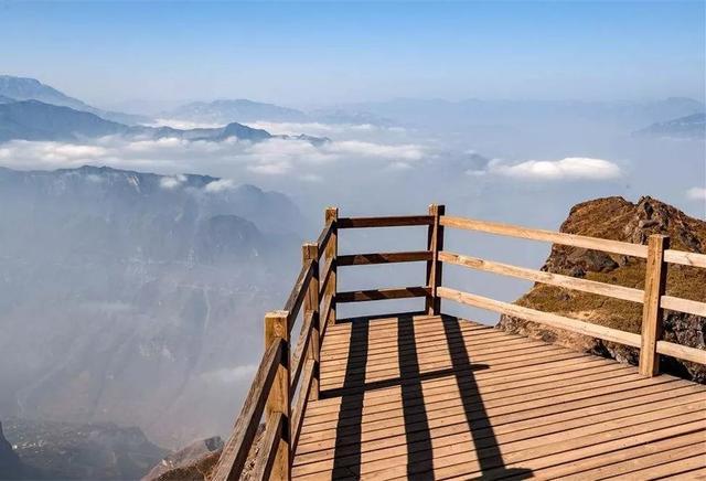 4、景区内车辆比较多,并且每隔一段时间就会有游客被困在山上的观景台。