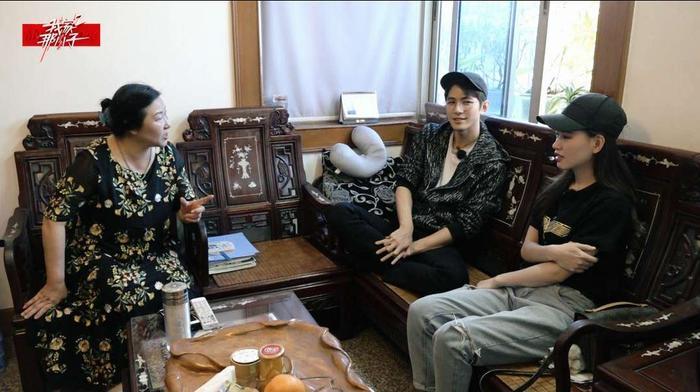 恩师控诉陈学冬父母不管孩子，寄宿五年父母从未露面