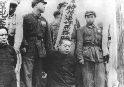 ​特务男扮女装逃亡多年，穿旗袍烫大波浪，妹妹一封信锒铛入狱