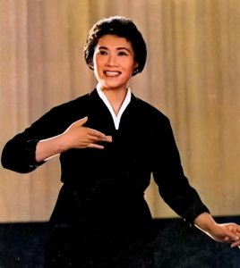 歌唱家朱逢博：与老师相识6天闪婚，丈夫离世后守骨灰生活14年