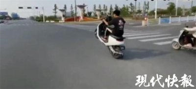 ​少年花式骑电动车被罚，交警：这不是速度与激情