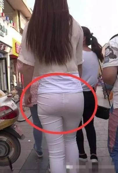 白色紧身裤尴尬美女图片 这样穿真的太俗了