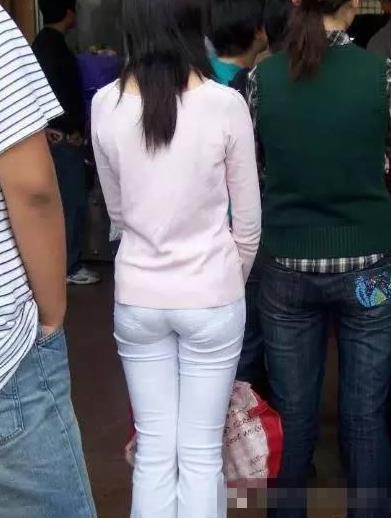 白色紧身裤尴尬美女图片 这样穿真的太俗了