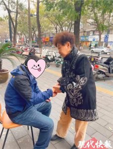 ​小伙喝下一斤多烧酒后呕吐不止，路过的 82 岁老中医紧急施救