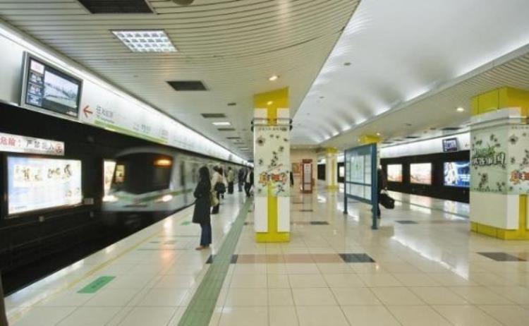 地铁那么快为什么还能看清广告,地铁梯牌广告