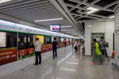 ​地铁那么快为什么还能看清广告,地铁梯牌广告