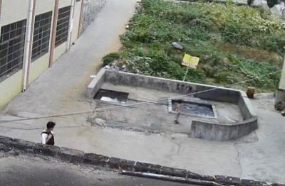 ​反应神速！少年一把捞起一个娃