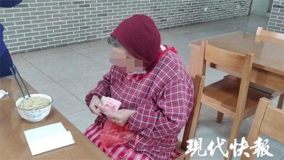 ​消防员给迷路老人端来面条，老人却坚持要付钱，结果……