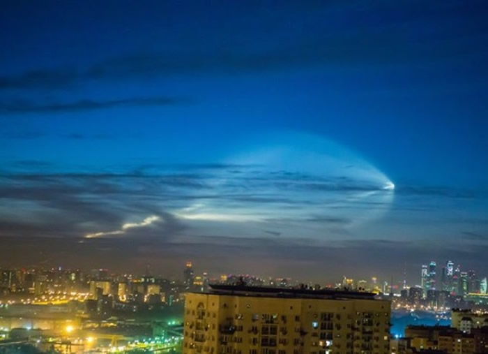 俄罗斯西部夜空现巨大白色光影 难道是UFO来袭？