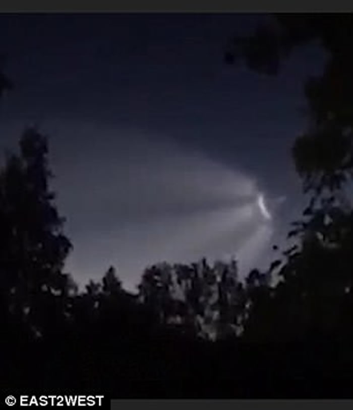 俄罗斯西部夜空现巨大白色光影 难道是UFO来袭？