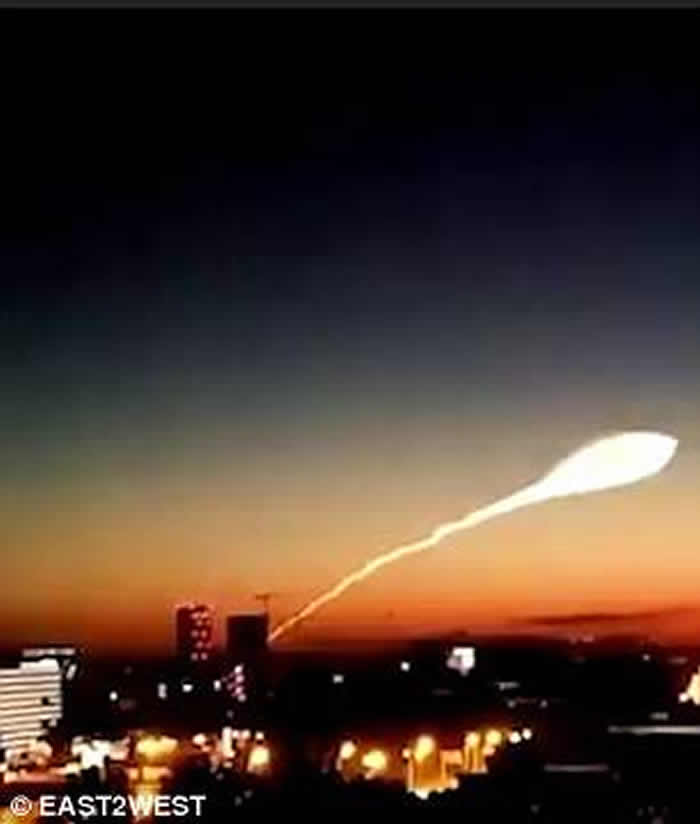 俄罗斯西部夜空现巨大白色光影 难道是UFO来袭？