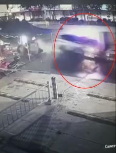 ​醉汉盗用警车狂奔？结果……