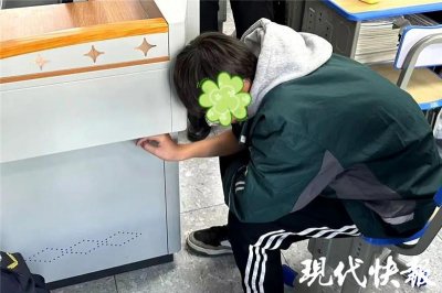 ​又见“熊孩子”！手指卡进讲台