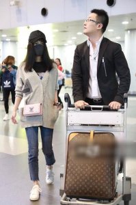 ​姚笛与未婚夫十指紧扣现身秀恩爱，一路紧跟身旁小鸟依人