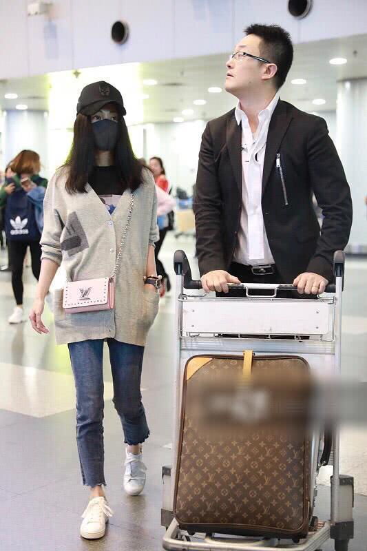 姚笛与未婚夫十指紧扣现身秀恩爱,一路紧跟身旁小鸟依人