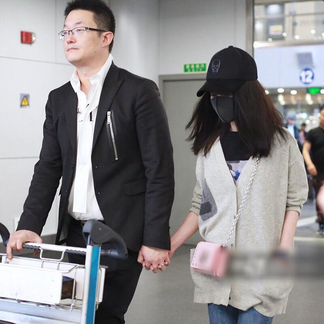 姚笛与未婚夫十指紧扣现身秀恩爱,一路紧跟身旁小鸟依人