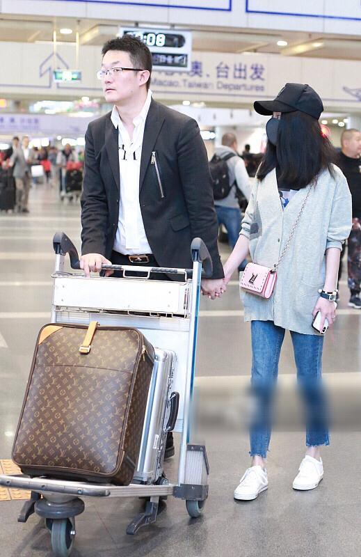 姚笛与未婚夫十指紧扣现身秀恩爱,一路紧跟身旁小鸟依人