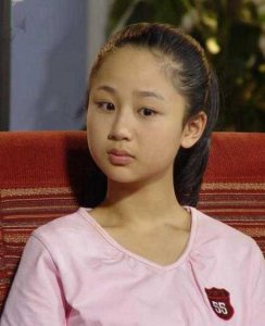 ​杨紫小时候的样貌和现在判若两人，网友直呼女大十八变