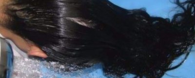 ​橡皮泥粘到头发上怎么弄下来