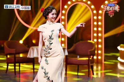 ​Angelababy 一身玲珑有致的旗袍造型，配合优雅迷人的舞姿