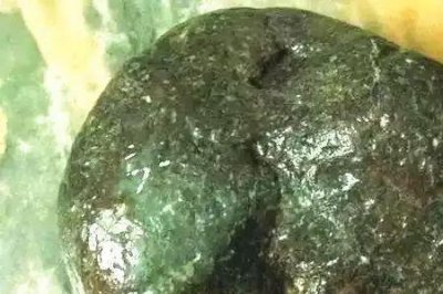 ​翡翠原石皮壳满绿好吗