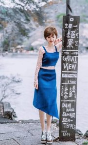 ​女神壁纸：短发美女毛晓彤，清新灵动的街拍图片