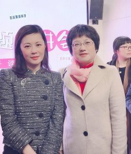 ​49岁前央视主持姜丰近照，嫁国外老公以离婚收场，独自抚养双胞胎