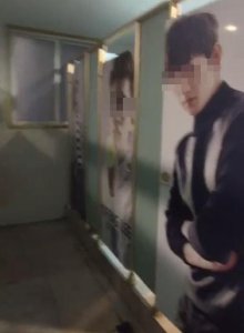 ​影院女厕所张贴多位知名男明星海报，观众质疑引人不适，影院回应