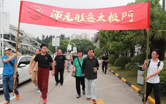 太极大师马保国打连环崩拳，号称学自叶问！对张伟丽留情不用这招