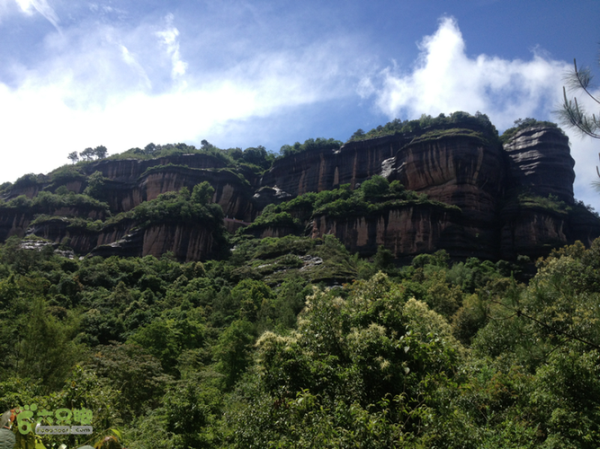 3、丹霞山景区周边交通也很方便，有不少直达景区与交通工具。