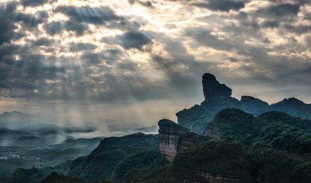 4、丹霞山是中国唯一一个由“五个不同地貌区”组成的世界自然遗产，又因其地处广东盆地东部“一带一路”腹地而闻名于世！