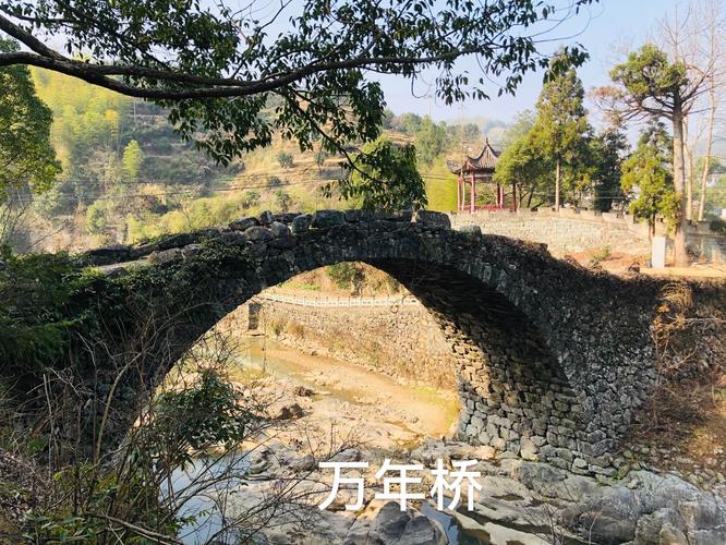 3.古桥，一座长约两公里的石拱桥；