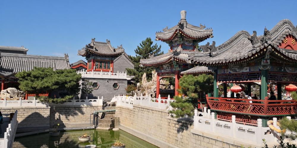 1.亭台楼阁，小桥流水，这里的亭台楼阁，古朴雅致，在古代，这里是福州著名的古迹之一，是福州城内保存最完好的古代园林。